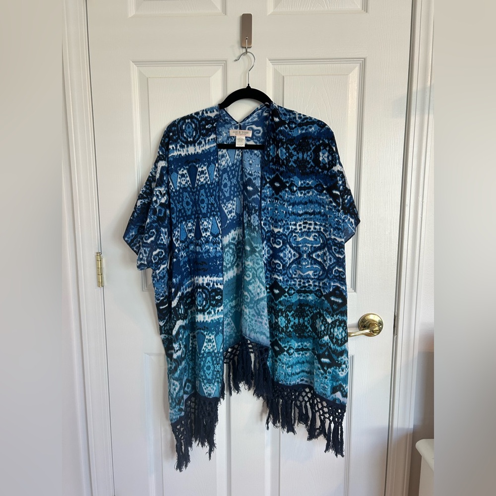 Women’s XS Zoe & Rose Blue Tribal Kimono! Excellent condition; Wore a few times!